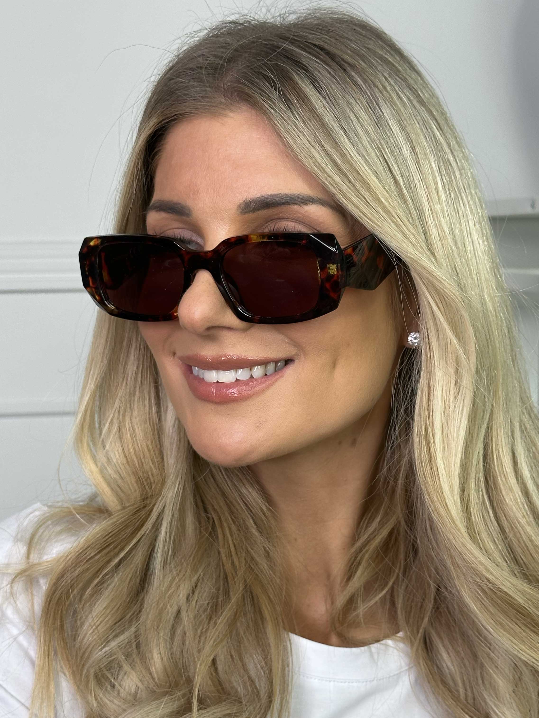 Sarah - Smala solglasögon med bred båge